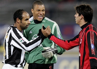 女足英联杯中发生暴力冲突，一名球员抓住对手脖子将其摔倒（女足英联杯爆发肢体冲突：一名球员抓住对手颈部将其摔倒）