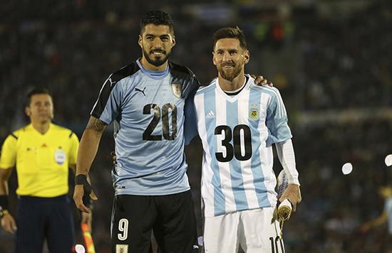 知名巴萨球迷：梅西不该偷偷的溜进诺坎普，这不是他家而是我们的（资深巴萨球迷：梅西不该私自闯入诺坎普，那是我们的主场不是他的家）