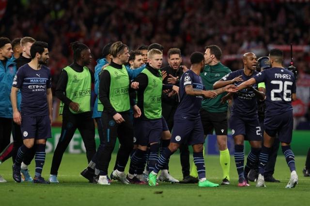 记者：泰山不会放弃成绩搞年轻化，韩鹏明年是否执教还没定（记者：泰山队不会为年轻化牺牲成绩，韩鹏明年是否执教尚未确定）