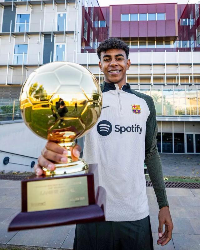 埃及媒体：有沙特俱乐部将会为萨拉赫开出超过C罗薪水的待遇（埃媒：沙特俱乐部拟向萨拉赫开出高于C罗的薪资待遇）