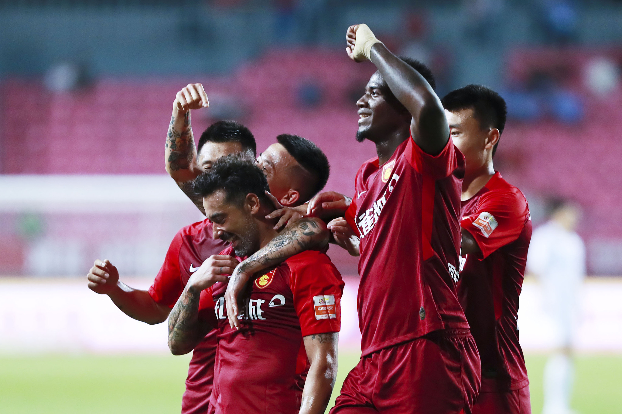 足球英超豪门逆风翻盘，球迷直呼太刺激（英超豪门上演逆转好戏，球迷惊呼过瘾）