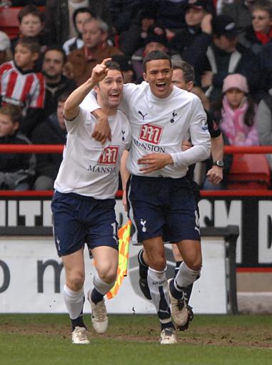 欧文突破防守连续得分（欧文强突防线连取分）