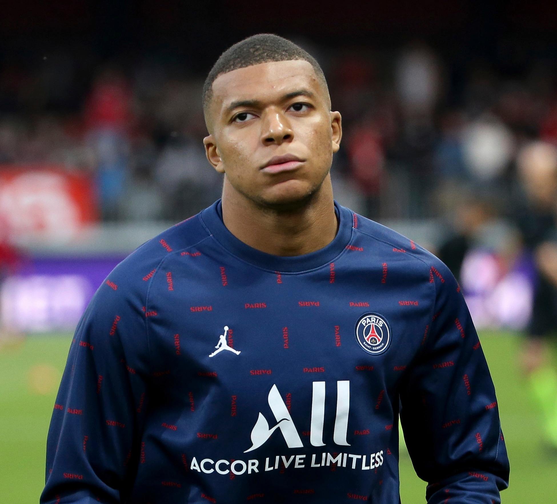 或缺席2个月！皇马官方：阿诺德左侧股四头肌直肌拉伤（皇马官宣：阿诺德左侧股四头肌直肌拉伤，或缺阵两个月）