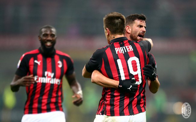 詹姆斯篮板抢断关键时刻锁定胜局（关键时刻，詹姆斯以篮板与抢断锁定胜局）