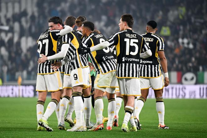 堵更衣室门口骂裁判，比利亚雷亚尔CEO小罗伊格被停赛半个月（围堵更衣室口怒斥裁判，比利亚雷亚尔CEO小罗伊格遭禁赛半月）